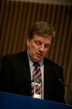 Nokia Oyj:n johtokunnan jäsen Esko Aho luennoi Kauppakamari Forumissa Suomen talouden kasvun edellytyksistä. Puheessaan Aho mm. vertasi nykyistä talouspoliittista tilannetta 1990-luvun alun lamaan. Kuva: Jakke Nikkarinen/STT Info Kuva. Kuvat ovat vapaasti