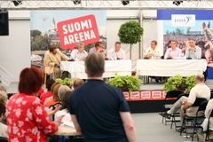 Yleiskuva panelisteista. Vasemmalta Jarkko Wuorinen, Iiro Lehtonen SKAL tj, Kalevi Huhtala Huhtalan kuljetusyhtiö, Simo Kauppi Länsi-Suomen Osuuspankki pankinjohtaja, Lauri Lyly SAK pj, Timo Lindholm pääekonomisti ja Jukka Koivisto EK johtaja. Kuva: Jussi