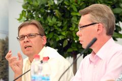 Vas. Lauri Lyly SAK pj ja Timo Lindholm pääekonomisti. Kuva: Jussi Partanen/STT Info Kuva. Kuvat ovat vapaasti käytettävissä. Kuvia julkaistaessa pyydämme mainitsemaan lähteen: kuvaajan nimi ja STT Info Kuva. Kuvat ovat painokelpoisia. Jos kuva ei suuren