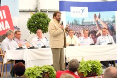 Yleiskuva panelisteista. Edessä Jarkko Wuorinen, vasemmalta Iiro Lehtonen SKAL tj, Kalevi Huhtala Huhtalan kuljetusyhtiö, Simo Kauppi Länsi-Suomen Osuuspankki pankinjohtaja, Lauri Lyly SAK pj, Timo Lindholm pääekonomisti ja Jukka Koivisto EK johtaja. Kuva