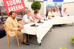 Yleiskuva panelisteista. Vasemmalta Jarkko Wuorinen, Iiro Lehtonen SKAL tj, Kalevi Huhtala Huhtalan kuljetusyhtiö, Simo Kauppi Länsi-Suomen Osuuspankki pankinjohtaja, Lauri Lyly SAK pj, Timo Lindholm pääekonomisti ja Jukka Koivisto EK johtaja. Kuva: Jussi