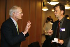 Sosiaali- ja terveysministeriön ohjelmapäällikkö Juha Teperi kytkee Professori Michael E. Porterin (Harvard business School) terveyshyödyn mallin Suomen oloihin. Kuva: Johanna Viljakainen/STT Info Kuva.
Kuvat ovat vapaasti käytettävissä. Kuvia julkaistae