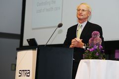 Professori Michael E. Porter (Harvard business School) painotti esitelmässään terveydenhuollon keskeisiä avaintekijöitä. Kuva: Johanna Viljakainen/STT Info Kuva. Kuvat ovat vapaasti käytettävissä. Kuvia julkaistaessa pyydämme mainitsemaan lähteen: kuvaaja