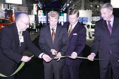 Helsinki Motor Show avattiin.Vas. Autontuojat Ry:n toimitusjohtaja Pekka Puputti, Ympäristöministeri Kimmo Tiilikainen, Suomen messujen Toimitusjohtaja Pentti Kivinen ja Autontuojat Ry:n hallituksen varapuheenjohtaja Pekka Tefke. Kuvat ovat vapaasti käyte