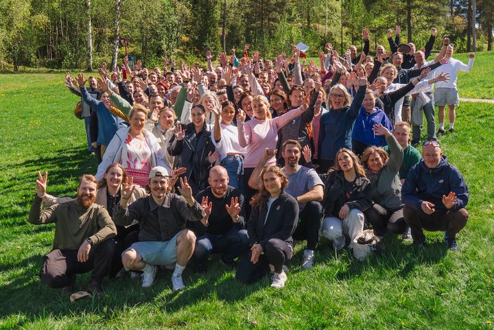 Asuntosäätiön henkilöstö kuvattuna ulkona kevätpäivänä.