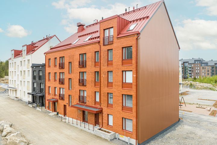 Mossin puistokadun asumisoikeuskohde kuvattua ulkoapäin kesällä 2025.