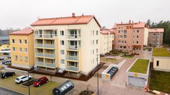 Leirimetsäntie 8 asumisoikeuskohde kuvattuna ulkoapäin. Seinien värit vaihtelevat keltaisen ja kerman välillä.