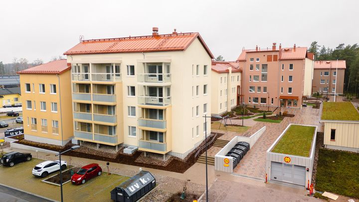Leirimetsäntie 8 asumisoikeuskohde kuvattuna ulkoapäin. Seinien värit vaihtelevat keltaisen ja kerman välillä.