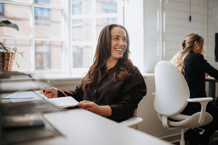 Kaksi henkilöä istumassa toimistossa