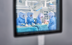 Kuvassa leikkaussalihenkilökuntaa suorittamassa tekonivelleikkausta.