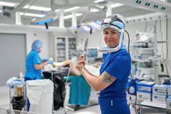 Kuvassa leikkaussalihenkilökuntaa valmistautumassa leikkaukseen.