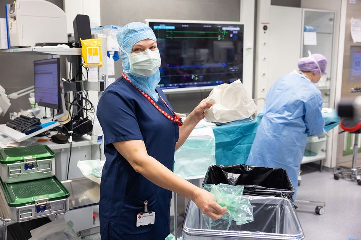 Leikkaussalihoitaja lajittelee tulevan leikkauksen pakkausjätettä Tays Sydänsairaalassa.