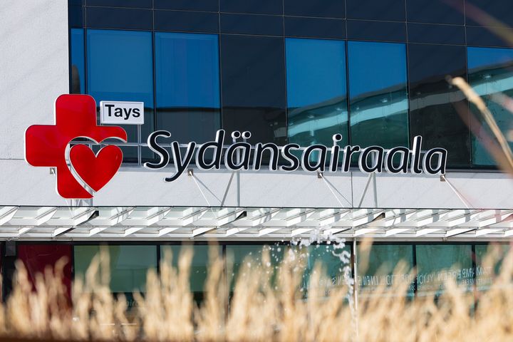 Tays Sydänsairaalan rakennuksen julkisivua Tampereella. Seinässä näkyy Sydänsairaalan logo.