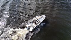 Buster XL CC:n jykevän, täysalumiinisen pulpetin suojassa on kaksi erillistä offshore-istuinta.