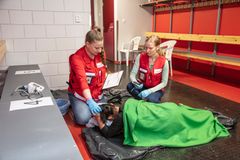 Punaisen Ristin ensiapukoulutuksessa opetellaan auttamaan voimakkaasti päihtynyttä esimerkiksi yliannostustilanteessa. Kuvituskuva Punaisen Ristin tapahtumapäivystyksen selviämispisteestä. Kuva: Harri Mäenpää / Suomen Punainen Risti.