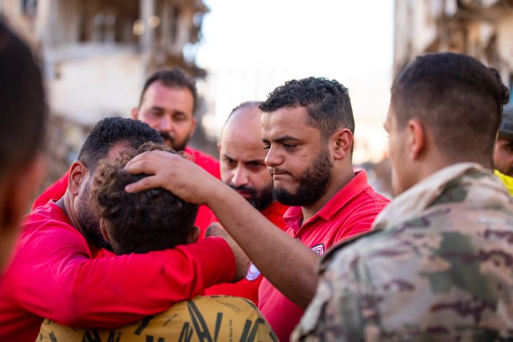 Libyan Punaisen Puolikuun hätäaputiimit auttavat valtavien tulvatuhojen keskellä.