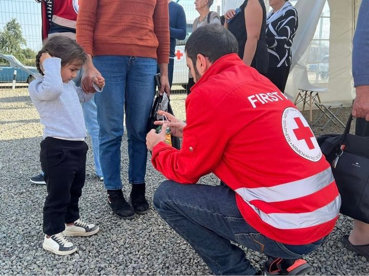 Armeniska Röda Korsets team erbjuder vid registreringspunkterna flyktingarna psykiskt stöd, första hjälpen, vatten och mat. Största delen av dem som kommer är kvinnor, barn och äldre. Bild: Armeniska Röda Korset & IFRC