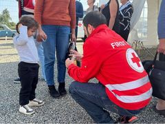 Armeniska Röda Korsets team erbjuder vid registreringspunkterna flyktingarna psykiskt stöd, första hjälpen, vatten och mat. Största delen av dem som kommer är kvinnor, barn och äldre. Bild: Armeniska Röda Korset  & IFRC