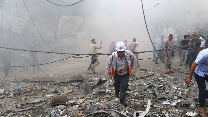 Palestiinan Punainen Puolikuu auttaa haavoittuneita Gazassa tarjoamalla ensiapua ja kuljettamalla loukkaantuneita sairaalaan.