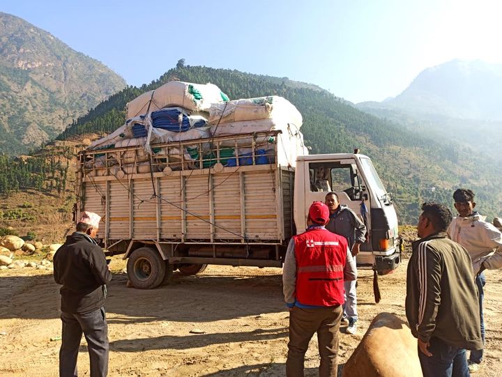 Röda Korset i Nepal har genast från katastrofens början hjälpt familjer som bor i det drabbade området och delat ut till exempel madrasser, presenningar och filtar till människorna som förlorat sina hem.