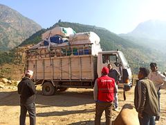 Nepalin Punainen Risti on ollut heti katastrofin alusta asti auttamassa tuhoalueella asuvia perheitä ja jakanut esimerkiksi patjoja, pressuja ja huopia kotinsa menettäneille.