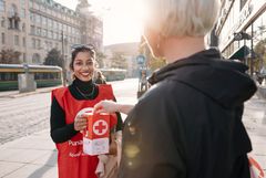 Hungerdagens bössinsamling ordnades 28-30.9.2023. På bilden insamlare Iliesha Perera. ”Jag gick med i Hungerdagsinsamlingen för att jag som insamlare får vara del av ett gott ändamål.” Bild: Joonas Brandt / Finlands Röda Kors