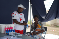Koleraepidemin har spridit sig häftigt i Zimbabwe. Zimbabwes Röda Kors har med stöd från Finlands Röda Kors och EU uppfört vätskepunkter där frivilliga ger vätska och direkt vård till personer som insjuknat i kolera, rengör vatten och ökar medvetenheten om kolera.