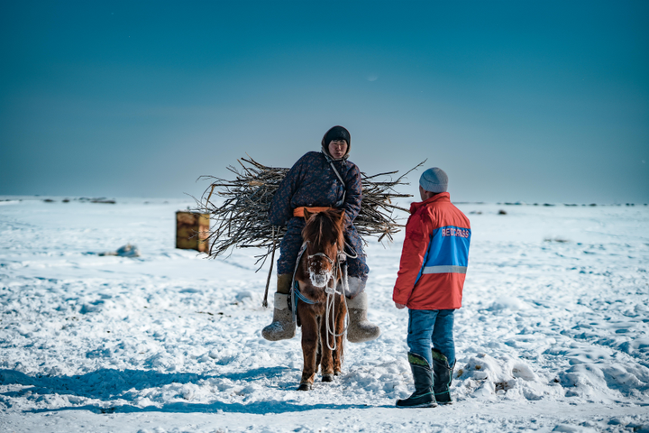 Mongoliet drabbas av den strängaste köldvågen på nästan 50 år och till följd av den har tusentals människor förlorat sin utkomst. Mongoliets Röda Kors erbjuder med stöd av Finlands Röda Kors kontant- och materialhjälp samt psykiskt stöd till människor som lider av köldvågens inverkningar. Foto: Mongoliets Röda Kors
