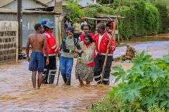 Voimakkaat tulvat ovat ajaneet tuhansia ihmisiä kodeistaan Keniassa, ja monet ovat menettäneet elinkeinonsa. Suomen Punainen Risti tukee kansainvälisen Punaisen Ristin kautta Kenian Punaista Ristiä, joka jakaa tulvista kärsiville käteis- ja ruoka-apua, järjestää telttamajoitusta ja puhdistaa vettä. Kuva: Kenian Punainen Risti
