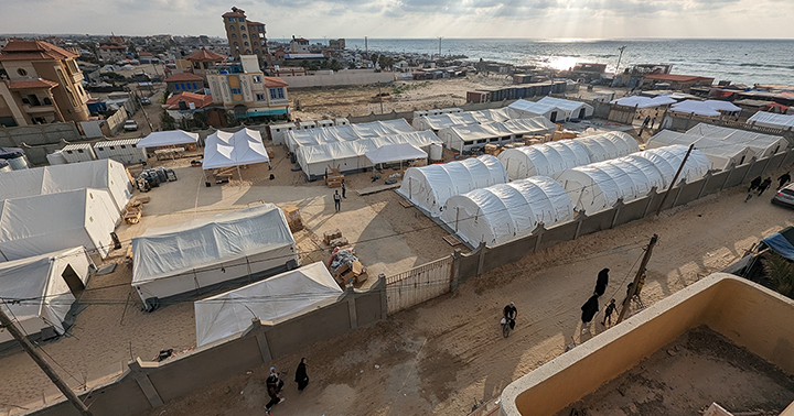 På fältsjukhuset i Rafah arbetar Finlands Röda Kors delegater som anestesiläkare, sjukskötare och expert inom sjukhusförvaltning.