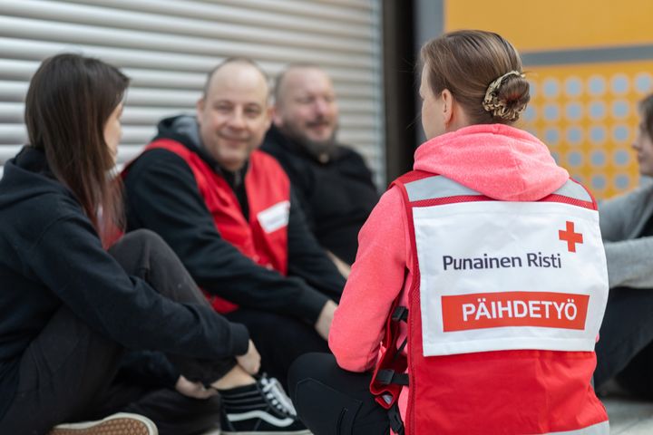 Finlands Röda Kors har sedan 2024 genomfört fler än 50 första hjälpen-utbildningar skräddarsydda för personer som använder rusmedel. Närmare 550 personer har deltagit i utbildningarna. Illustration.