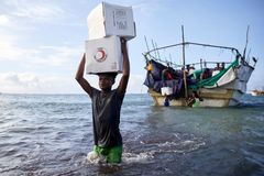 Somaliassa avun kuljettaminen ja jakelu ovat haastavia. Punaisen Ristin kansainvälisen komitean avustuskuormaa purettiin Markan rannikolla. Kuvaaja: Ismail Taxta / Somalian Punainen Puolikuu