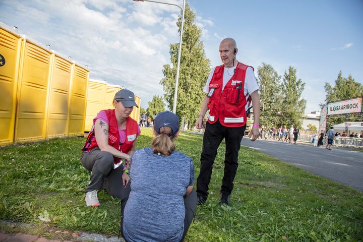 Punaisen Ristin vapaaehtoiset festareilla 2023. Kuvituskuva.