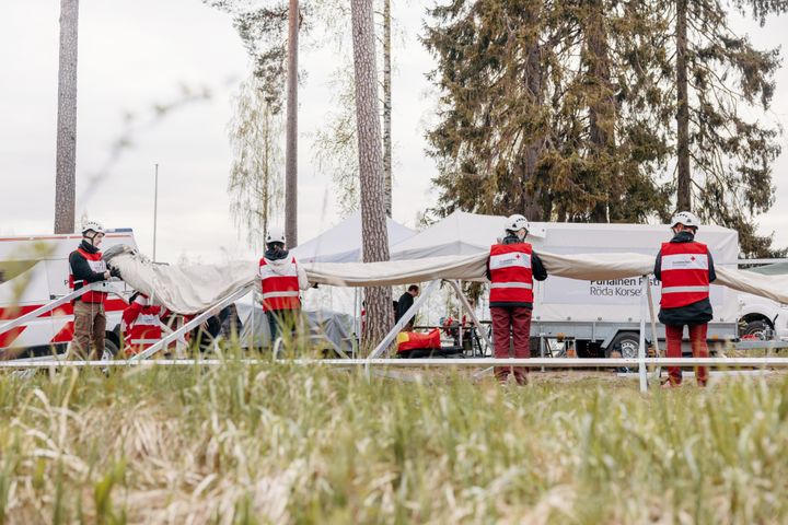 På beredskapsövningen övar man bland annat att grunda en evakueringscentral. Foto: Joonas Brandt / Finlands Röda Kors