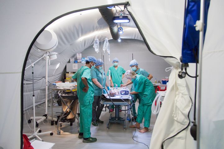 En liten patient fick hjälp på Finlands Röda Kors och Norska Röda Korsets fältsjukhus i Bangladesh 2017.