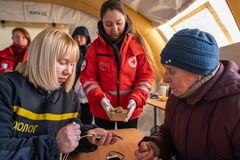 Lämmityspisteillä Kiovassa tarjotaan sähkökatkojen aikana lämmintä ruokaa ja mahdollisuus puhelimen lataamiseen. Kuva: Ukrainan Punainen Risti