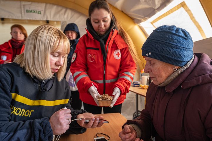 Lämmityspisteillä Kiovassa tarjotaan sähkökatkojen aikana lämmintä ruokaa ja mahdollisuus puhelimen lataamiseen. Kuva: Ukrainan Punainen Risti