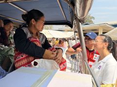 Dialog med lokalsamhällena är en del av allt arbete inom Röda Korset. På bilden kartlägger Röda Korsets arbetstagare hur hjälpen har nått fram i Myanmar, där Röda Korset har hjälpt på jordbävningsdrabbade områden. Bild: IFRC.