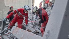 Iranska Röda Halvmånens frivilliga räddar skadade, ger första hjälpen och röjer upp spåren efter förödelsen. Teamet i ruinerna efter skolbyggnaden i Minab i provinsen Hormozgan den 27 februari. Bild: Iranska Röda Halvmånen