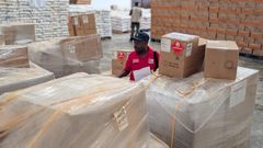 Internationella rödakors- och rödahalvmånefederationen IFRC levererade liksäckar och skyddsutrustning till Demokratiska republiken Kongo som behövs för att kunna ordna säkra begravningar av människor som dött av ebola.