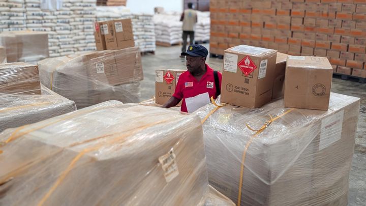Internationella rödakors- och rödahalvmånefederationen IFRC levererade liksäckar och skyddsutrustning till Demokratiska republiken Kongo som behövs för att kunna ordna säkra begravningar av människor som dött av ebola.