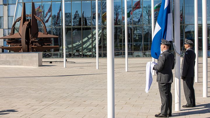 Suomalaiset sotilashenkilöt valmistautuvat nostamaan Suomen lipun salkoon Nato-päämajan edustalla.