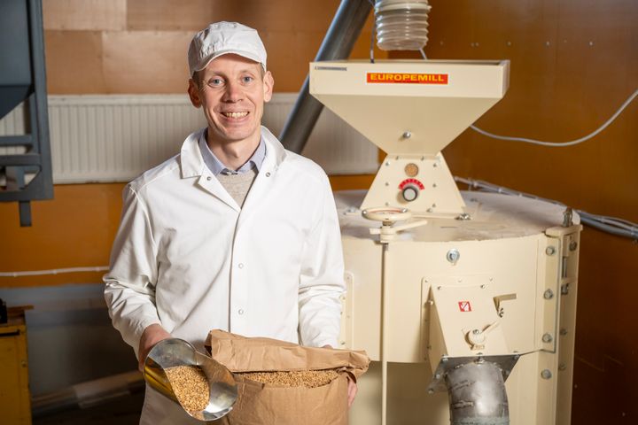 Vuoden maaseutuyrityksen isäntä, yrittäjä Simo Larmo Birkkalan tilallaan 5.10.2023. Kuva: Vesa-Matti Väärä.