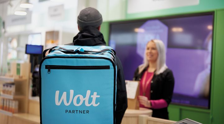 Wolt-lähetti noutaa tilausta apteekista.