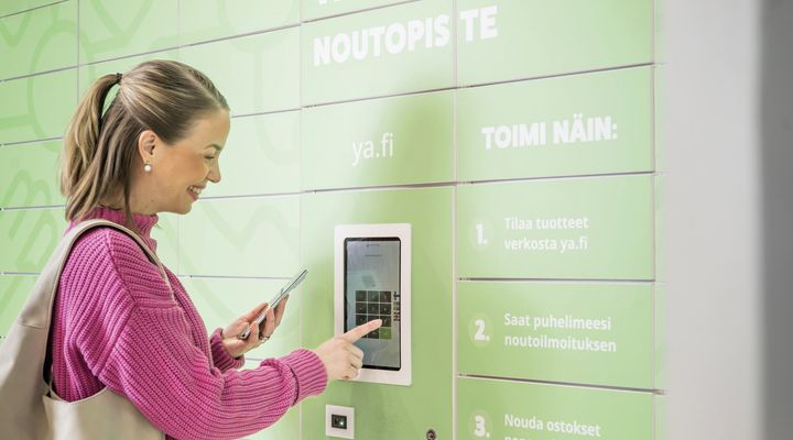 Nainen noutaa apteekkitilausta noutoautomaatista.