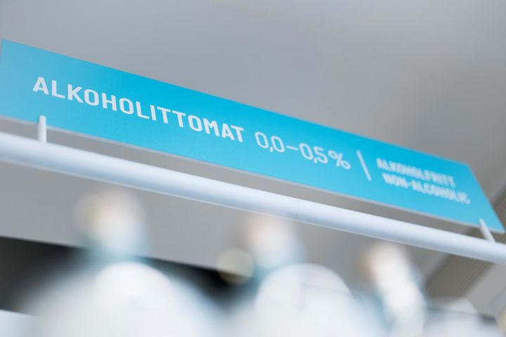 Alkon myymälän kyltti, jossa lukee "Alkoholittomat 0,0–0,5 %".