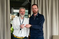 Svea Bankin Mika Tolonen ja Suomen Golfliiton Kimmo Rantamäki
