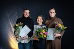 Kuvassa vasemmalta 3. sijan työn Vehreä kierre tekijät: Hanna Herkama, Liisa Virta, Essi Seppänen. Kuvasta puuttuu ryhmän neljäs jäsen Jenni Laitinen.