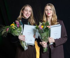 Kuvassa vasemmalta 1. sijan työn Juurilla tekijät: Essi Salmi ja Eevi Kesälä.