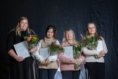 Kuvassa vasemmalta yleisöäänestyksen voittajatyön Virtaava ilo tekijät: Anu Pulkkinen, Katri Vähämäki, Katariina Pitkänen ja Annika Seppälä.